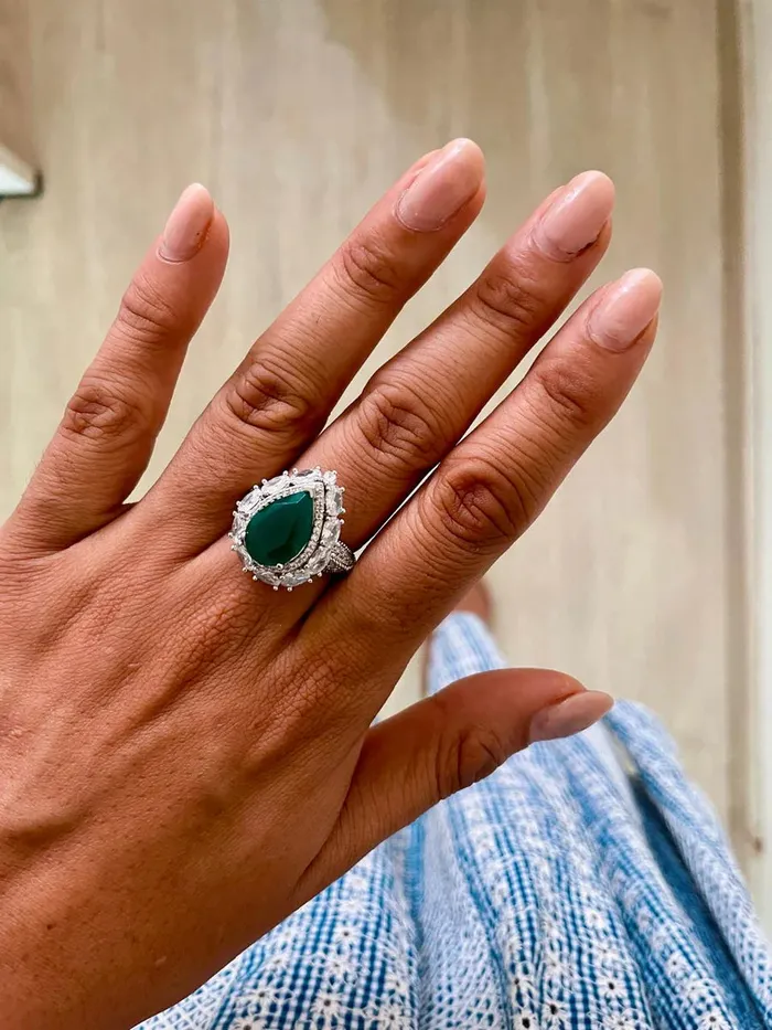 PRERTO ECOMMERCE PRIVATE LIMITED Necklaces Maharani Emerald Oval Diamond Detail Line Necklace Set Emerald Cairn Diamond Necklace Set
